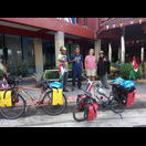 Vor unserer Unterkunft trafen wir diese indonesische Radfahrertruppe, die noch bis Mekka wollen